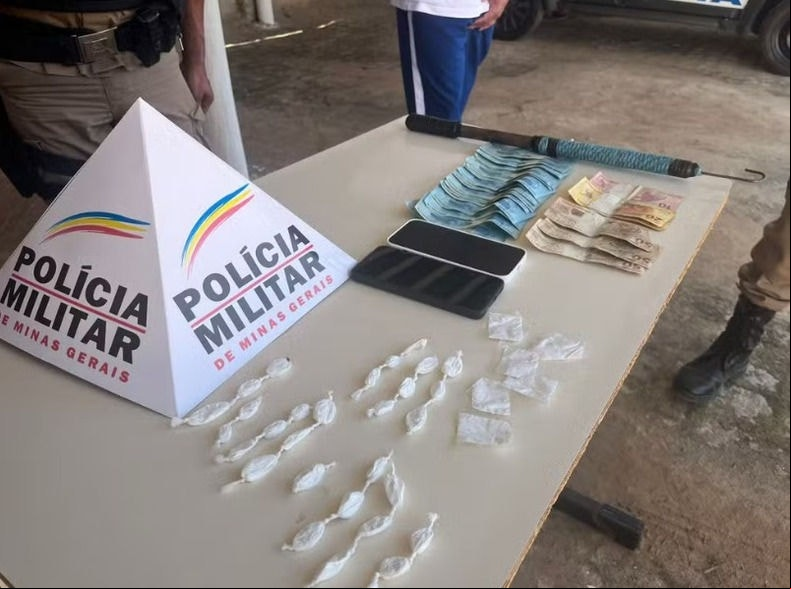 Suspeito é preso com drogas e R$ 2 mil, ao tentar atropelar policiais militares, em MG