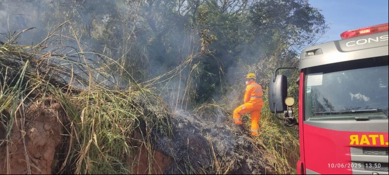 Bombeiros controlam incêndio em vegetação às margens da BR-251 em Salinas