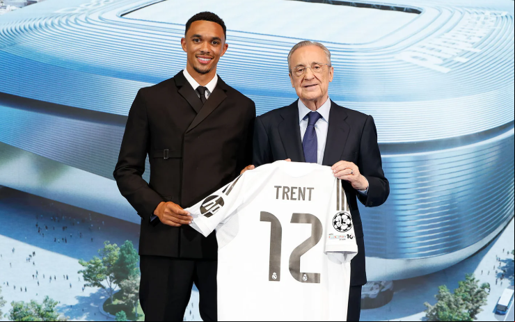 Alexander-Arnold é apresentado pelo Real Madrid (Foto: Reprodução)