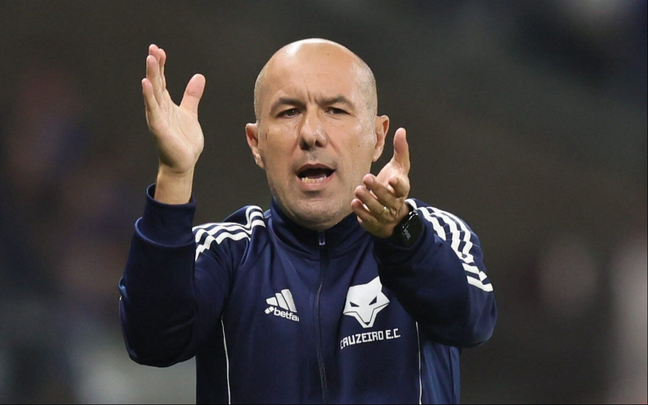 Leonardo Jardim destaca que equipe do Cruzeiro está surpreendendo no Brasileirão (Foto: Gilson Lobo/AGIF)