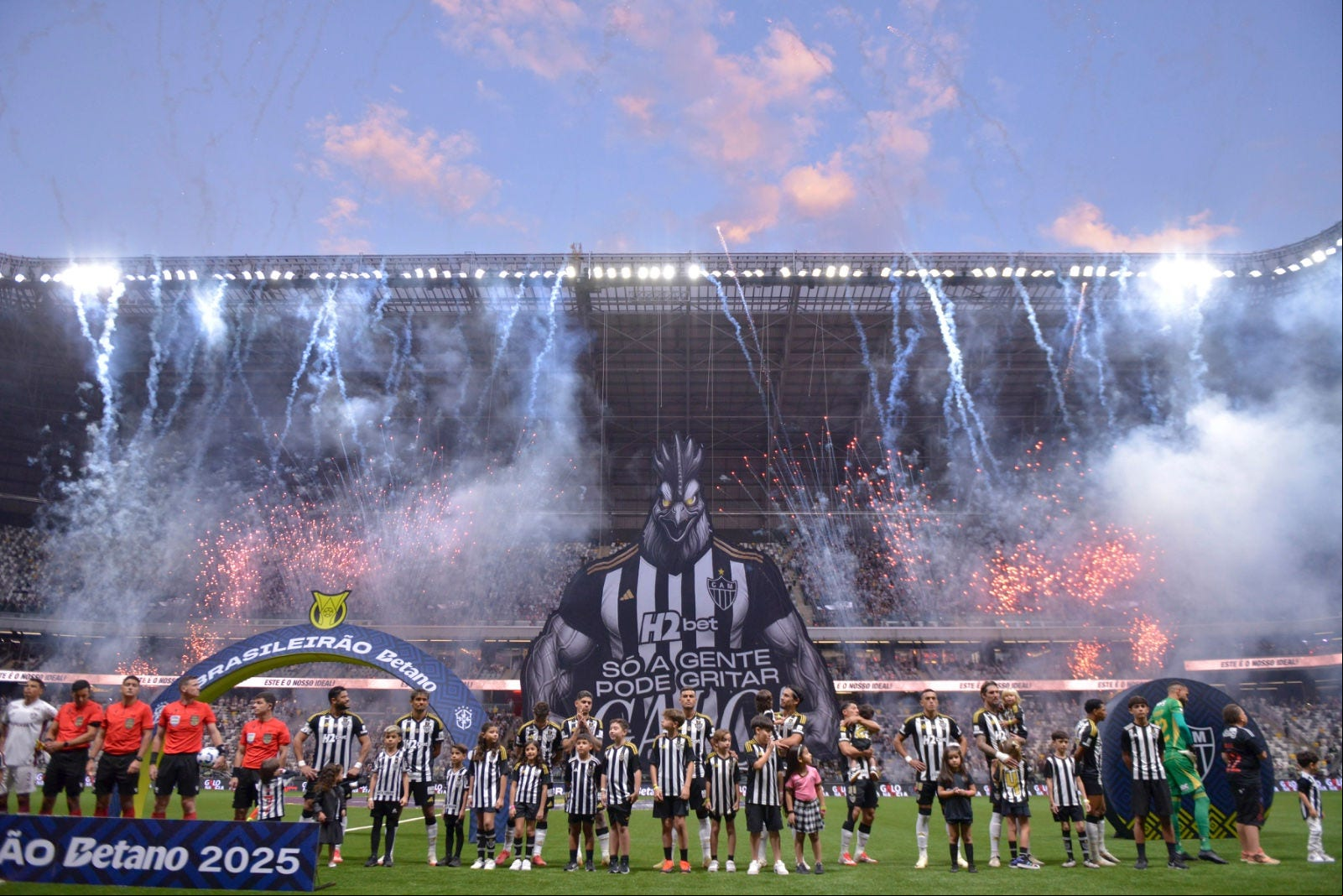 Atlético no primeiro jogo com o gramado sintético da Arena MRV
