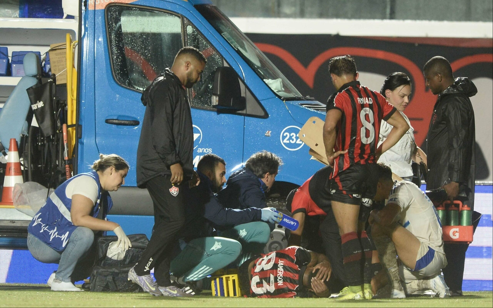 Lateral Jamerson, do Vitória, fraturou a perna direita após entrada de Eduardo, que foi expulso (Foto: Jhony Pinho/AGIF)